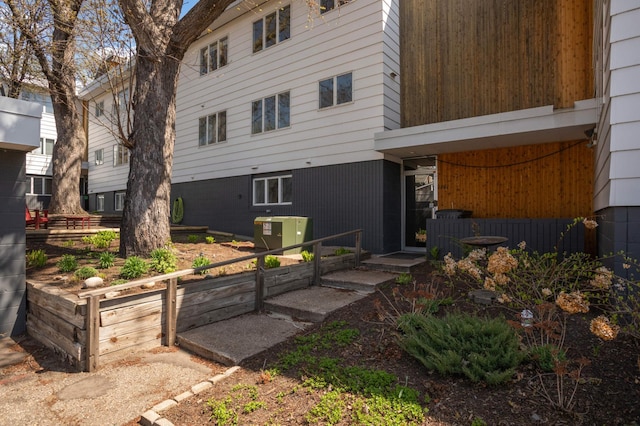 1261 Cleveland Ave N Unit 8A, Saint Paul, MN 55108 - view of front of property featuring central AC