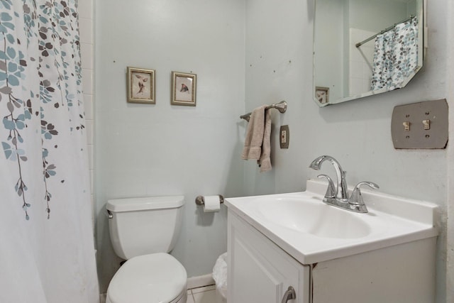 full bathroom featuring toilet, vanity, a shower with curtain, and baseboards