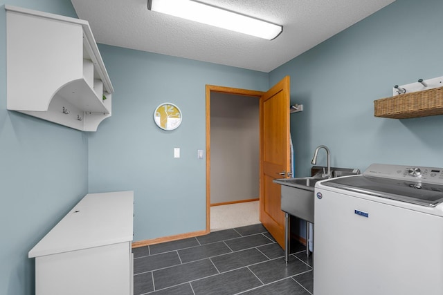 8440 Delaney Ct, Inver Grove Heights, MN 55076 - laundry room featuring washer / clothes dryer, a textured ceiling, and baseboards