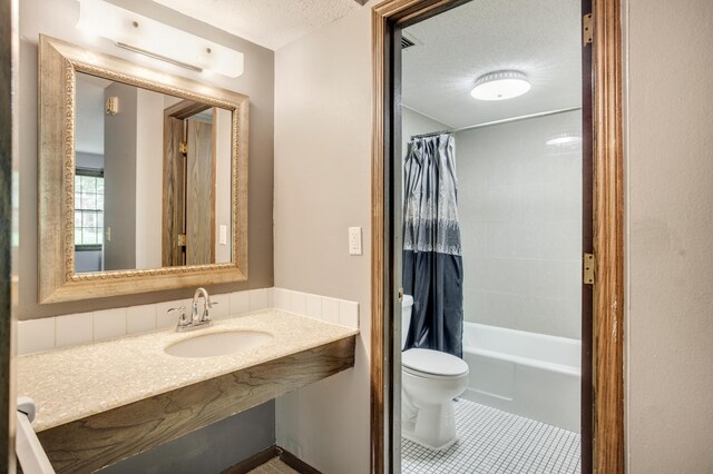 702 Old Settlers Trl Unit 3, Hopkins, MN 55343 - bathroom featuring a textured ceiling, tile patterned flooring, and shower / tub combo with curtain