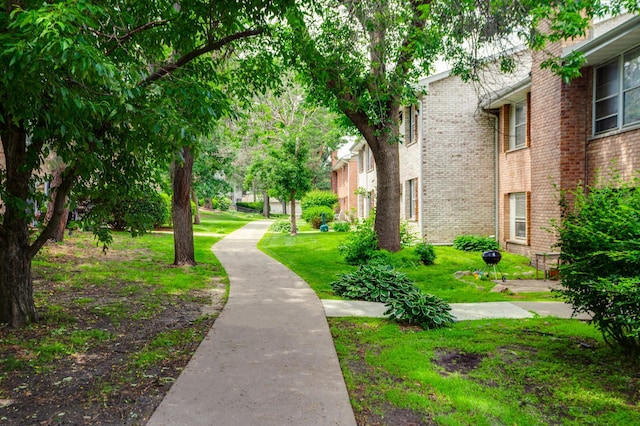 702 Old Settlers Trl Unit 3, Hopkins, MN 55343 - surrounding community with a lawn