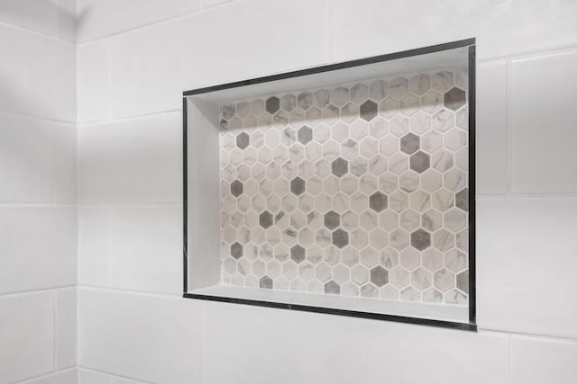 details featuring a tile shower