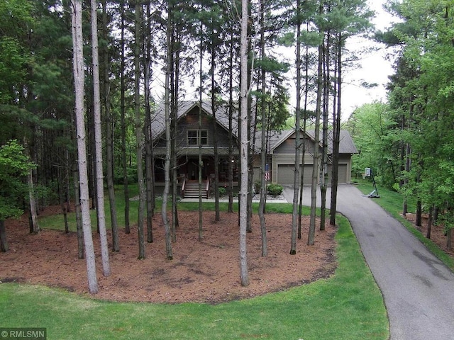 view of front of property featuring aphalt driveway