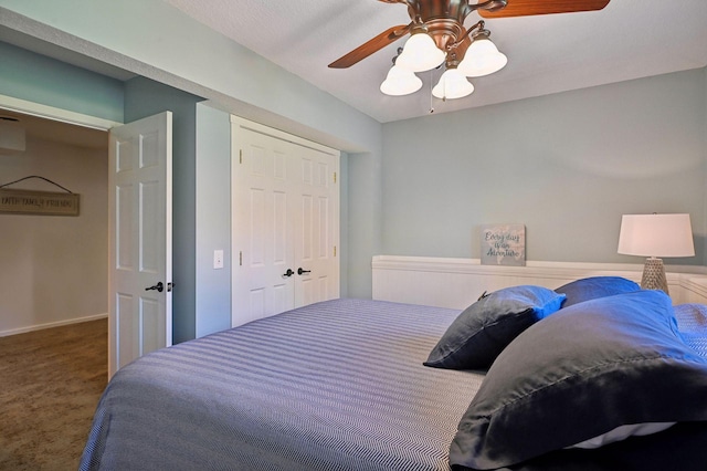 carpeted bedroom featuring ceiling fan, baseboards, and a closet