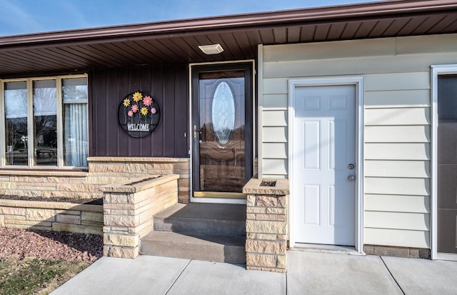 doorway to property with covered porch