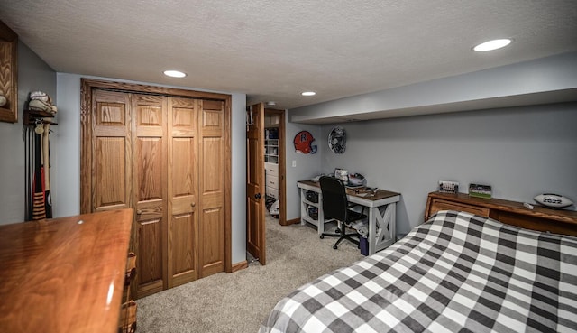 carpeted bedroom featuring recessed lighting, a textured ceiling, and baseboards