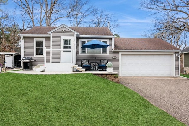 view of front facade featuring roof with shingles, aphalt driveway, a front yard, and a garage