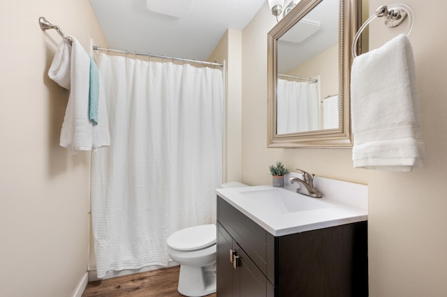 full bathroom featuring wood finished floors, toilet, vanity, and a shower with curtain