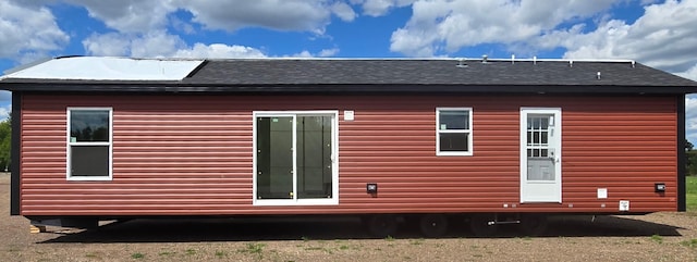 422 Court Ave N, Sandstone, MN 55072 - view of side of property featuring roof with shingles