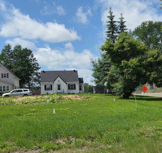 422 Court Ave N, Sandstone, MN 55072 - view of front facade featuring a front lawn