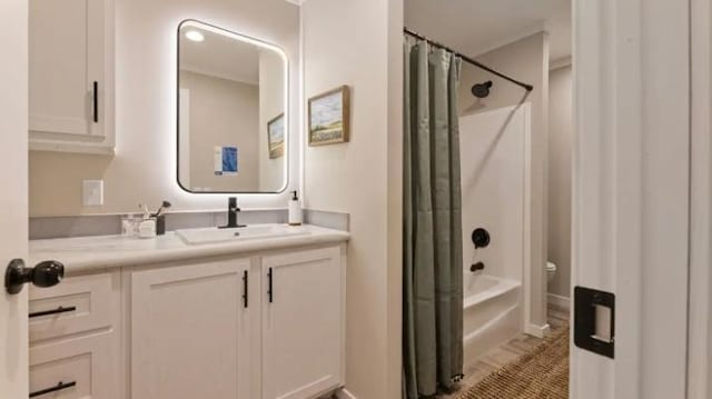 000 Pine Ave S, Sandstone, MN 55072 - full bath featuring vanity, shower / bath combination with curtain, and wood finished floors
