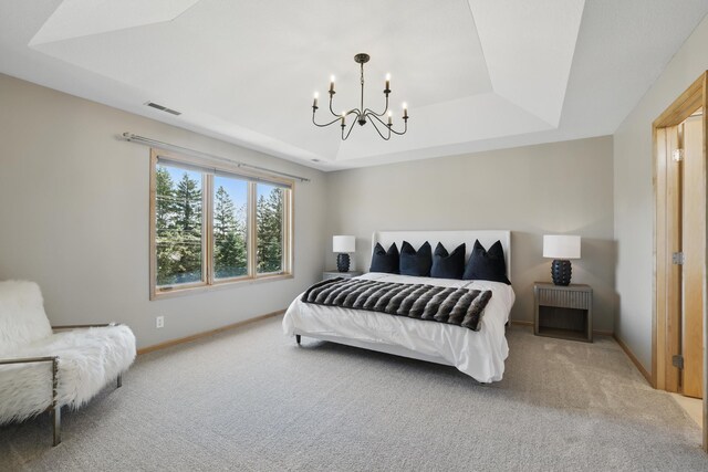 bedroom featuring visible vents, a raised ceiling, baseboards, an inviting chandelier, and light carpet