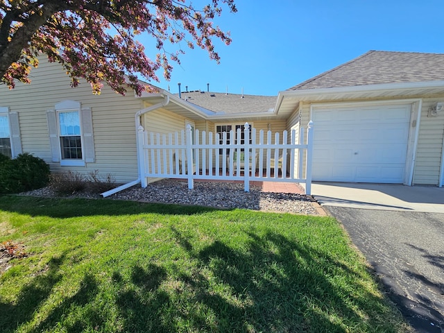 1065 Blackbird Trl SW Unit 8, Hutchinson, MN 55350 - single story home with an attached garage, a shingled roof, and asphalt driveway