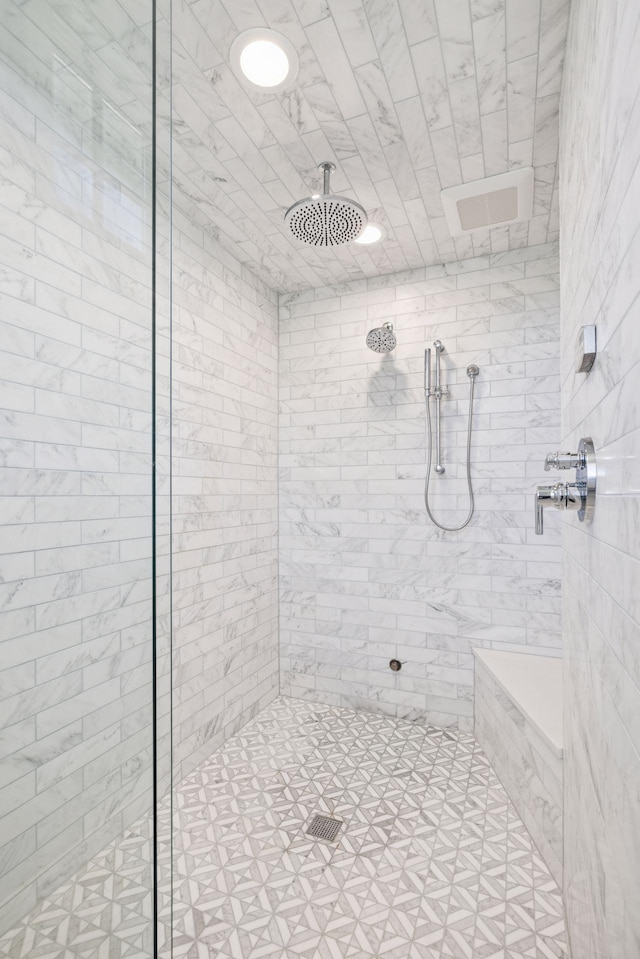 full bathroom featuring a tile shower