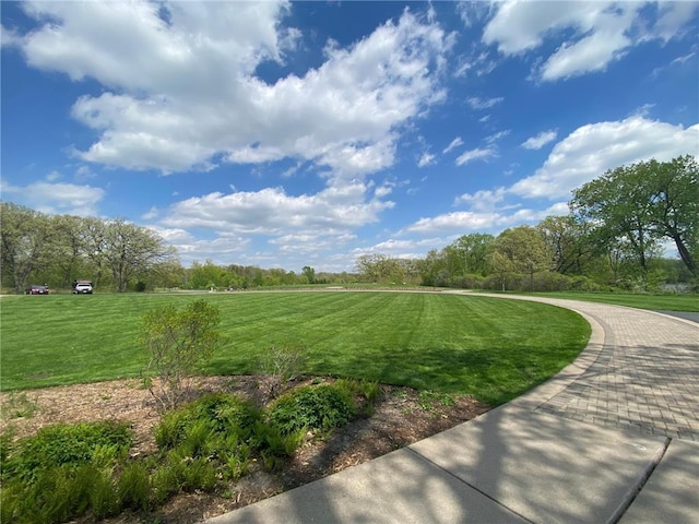 view of property's community featuring a lawn