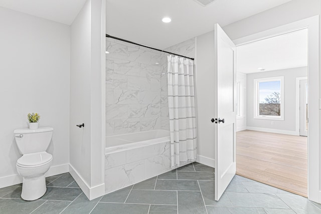 full bath with recessed lighting, shower / bath combination with curtain, baseboards, and toilet