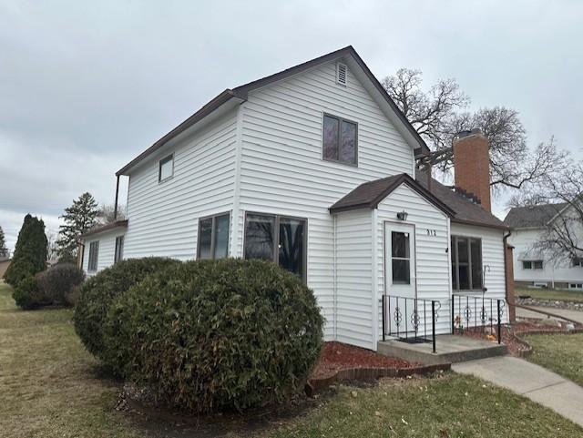 view of front of home featuring a front lawn