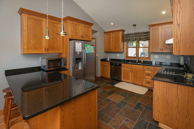3195 115th St NW, Oronoco, MN 55960 - kitchen featuring stainless steel appliances, a sink, a peninsula, lofted ceiling, and decorative light fixtures
