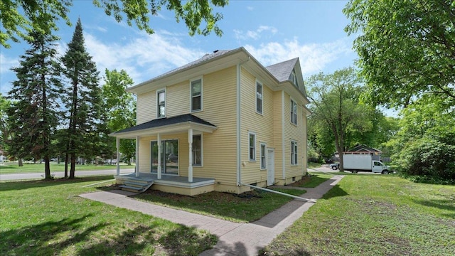 723 3rd St SW, Willmar, MN 56201 - view of front facade featuring covered porch and a front yard