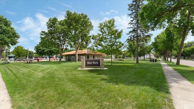 723 3rd St SW, Willmar, MN 56201 - view of property's community with a lawn