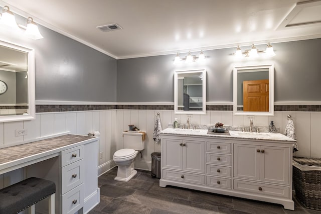 34506 Pleasant Point Dr, Homer Twp, MN 55987 - bathroom with double vanity, toilet, wainscoting, and crown molding