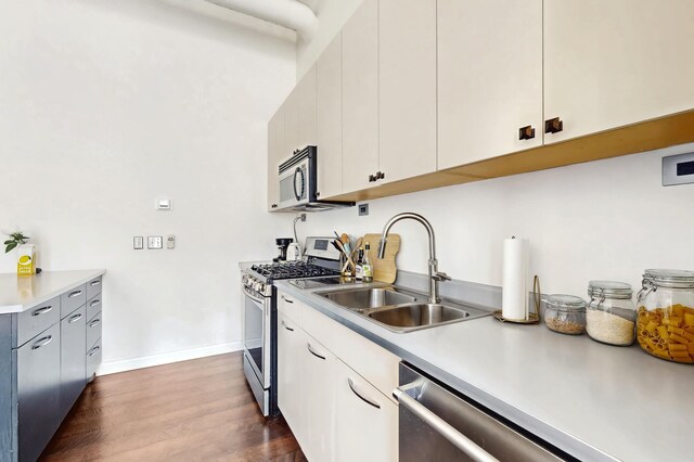 700 Washington Ave N Unit 617, Minneapolis, MN 55401 - kitchen with light countertops, a sink, dark wood-style floors, and stainless steel appliances