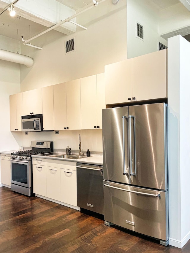 700 Washington Ave N Unit 617, Minneapolis, MN 55401 - kitchen with visible vents, dark wood finished floors, a towering ceiling, and stainless steel appliances