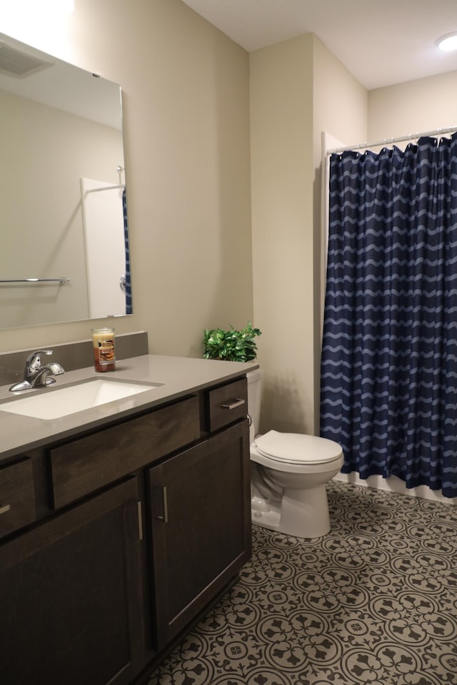 full bathroom with toilet, visible vents, a shower with shower curtain, and vanity