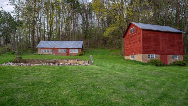 view of yard with an outdoor structure