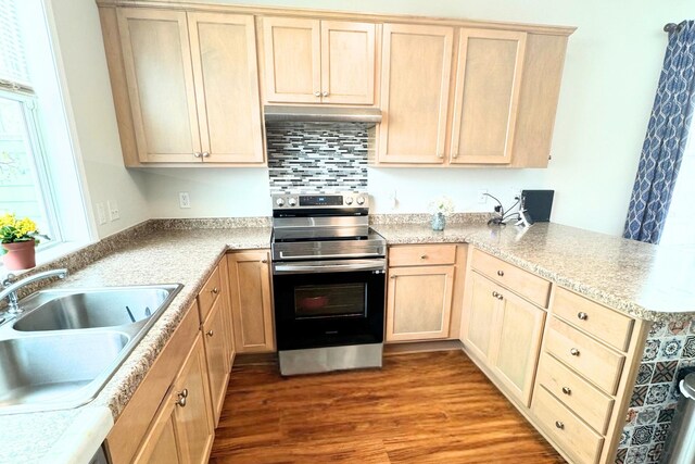 716 Desoto St, Saint Paul, MN 55130 - kitchen featuring electric range, a peninsula, wood finished floors, light brown cabinets, and a sink