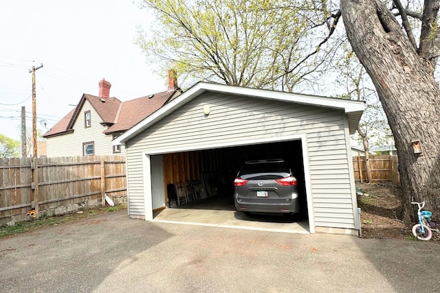 716 Desoto St, Saint Paul, MN 55130 - detached garage with fence