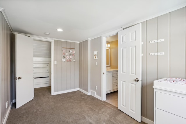 bedroom with carpet flooring, recessed lighting, baseboards, and connected bathroom