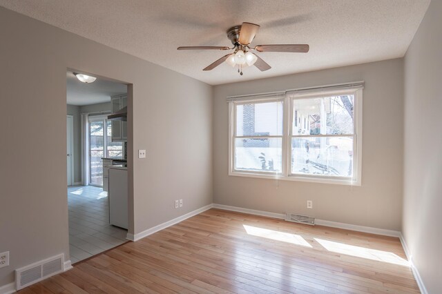 13100 Thomas Ave S, Burnsville, MN 55337 - empty room featuring light wood-style flooring, a ceiling fan, and a textured ceiling
