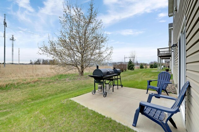 view of yard featuring a patio