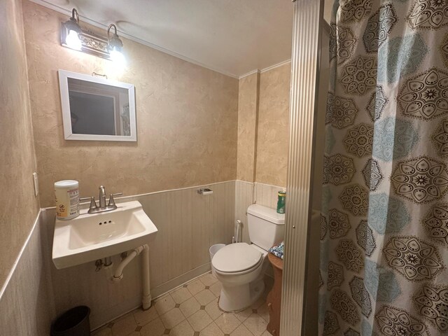 1017 Prairie St, Lake City, MN 55041 - bathroom with a shower with curtain, toilet, a sink, and tile patterned floors