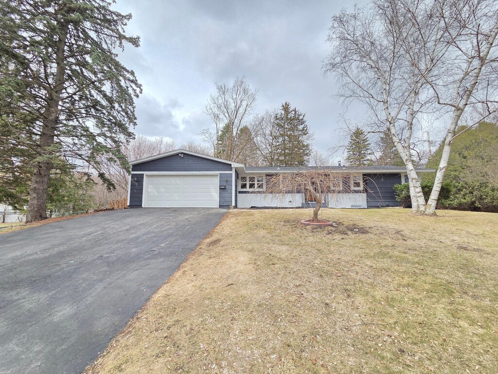 4106 Tonkawood Ln, Minnetonka, MN 55345 - single story home featuring driveway, a garage, and a front lawn