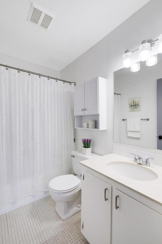2800 Hillsboro Ave N Unit 220, New Hope, MN 55427 - full bathroom with vanity, tile patterned flooring, and curtained shower