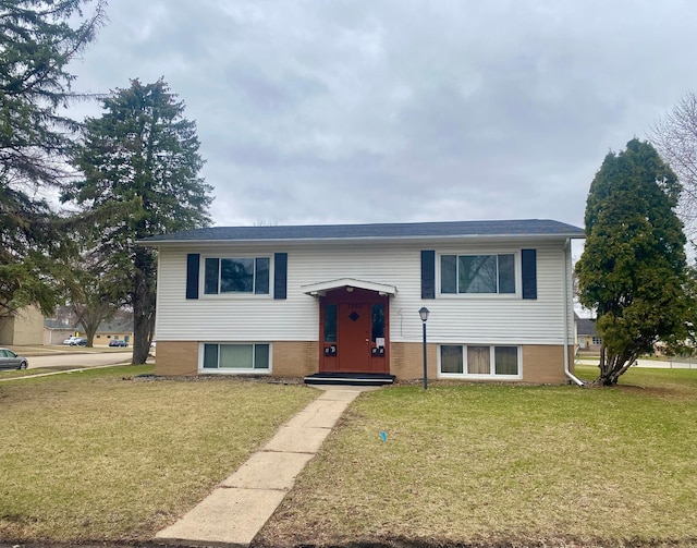 bi-level home featuring a front lawn