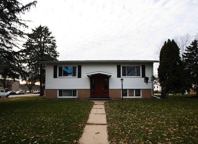 split foyer home with a front yard