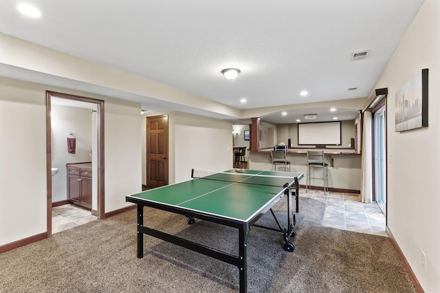 recreation room with baseboards, visible vents, recessed lighting, and light colored carpet