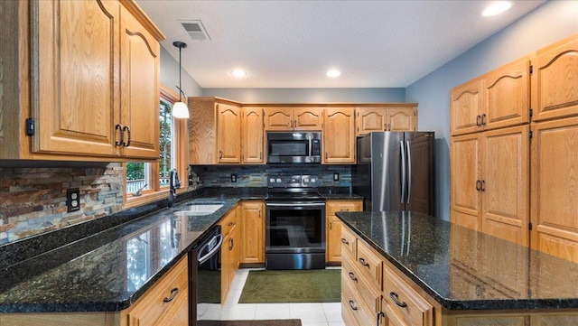 kitchen featuring visible vents, a sink, appliances with stainless steel finishes, and tasteful backsplash