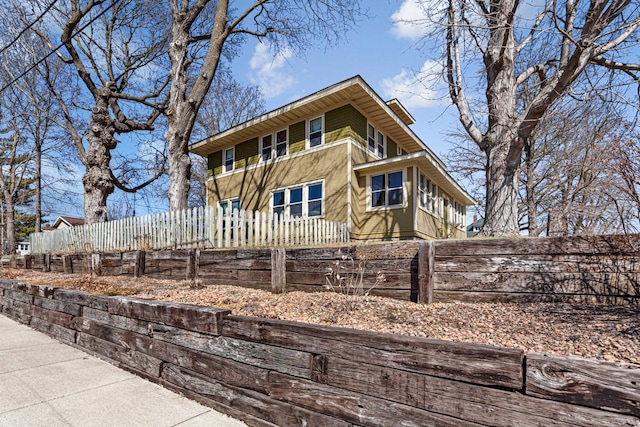 chalet / cabin featuring a fenced front yard