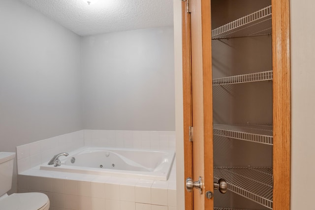 15174 Cates Lake Dr, Savage, MN 55372 - full bath with a jetted tub and toilet
