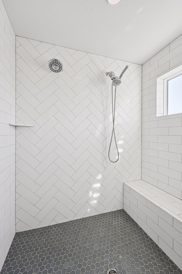 full bath with tiled shower