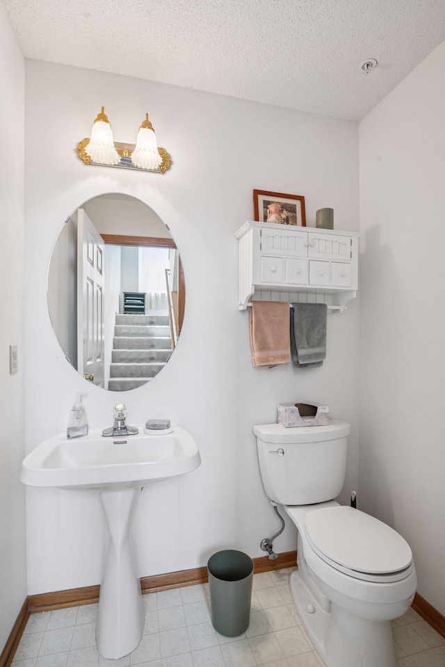 907 Fairfield Way, Minnetonka, MN 55305 - half bathroom with toilet and a textured ceiling