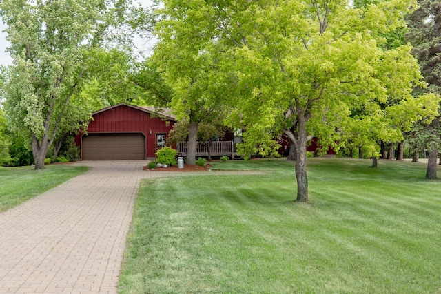 view of front facade featuring driveway, a front yard, and an attached garage