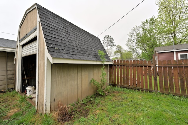 view of yard featuring an outbuilding
