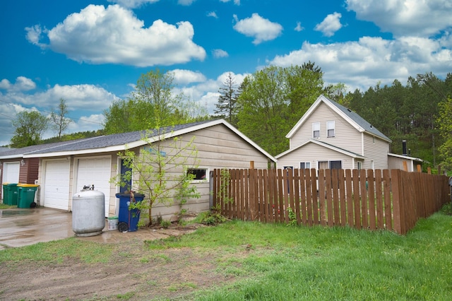 view of yard featuring fence and a detached garage
