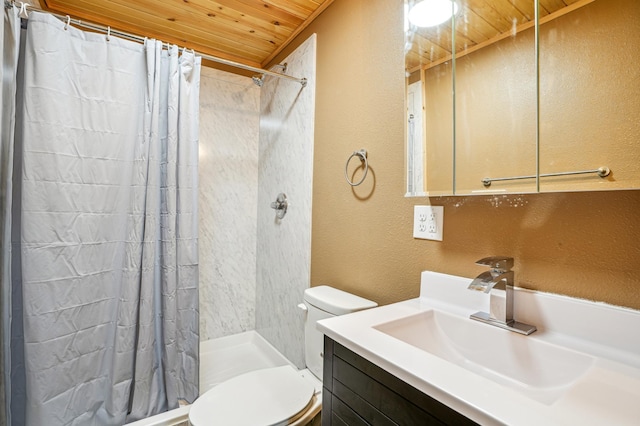 full bath featuring wood ceiling, toilet, a shower with curtain, and a textured wall