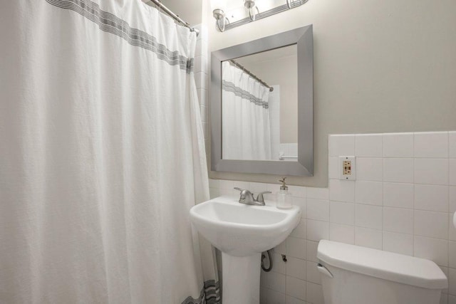 2136 Temple Ct, Saint Paul, MN 55104 - bathroom with toilet, a shower with shower curtain, and tile walls